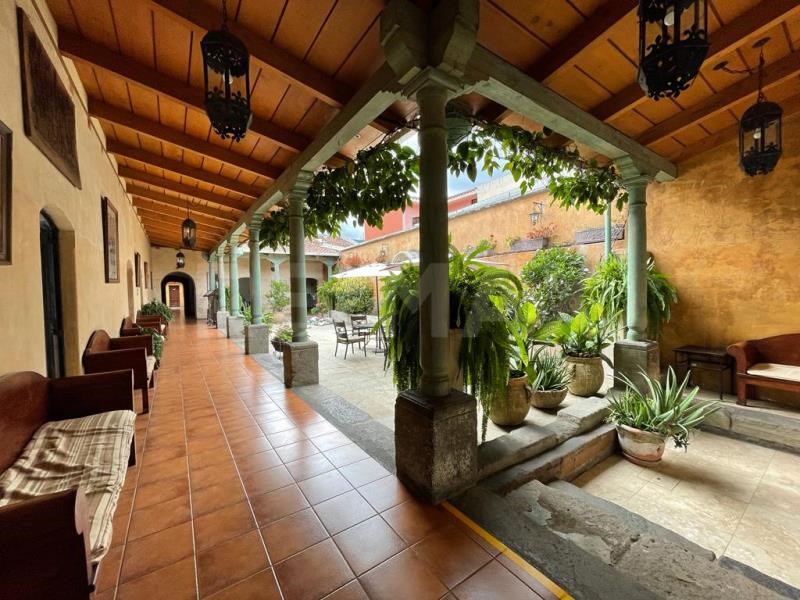 5417 AMAZING HOUSE FOR SALE IN THE CENTER OF ANTIGUA GUATEMALA / MO